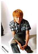 【エントリーでポイント10倍！（9月26日01:59まで！）】【中古】生写真(ジャニーズ)/アイドル/関ジャニ∞ 関ジャニ∞/安田章大/全身・座り・シャツチェック青、黒・両手足抱え/公式生写真
