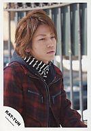 【中古】生写真(男性)/アイドル/KAT-TUN KAT-TUN/亀梨和也/上半身/赤黒チェックコート/白黒マフラー/体右向き/目線右下【10P23Jul12】【0720otoku-p】【画】