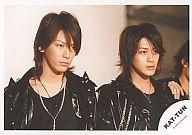 【中古】生写真(ジャニーズ)/アイドル/KAT-TUN KAT-TUN/亀梨和也・赤西仁/横型バストアップ/黒衣装