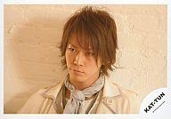 【中古】生写真(男性)/アイドル/KAT-TUN KAT-TUN/亀梨和也/顔アップ/背景壁/衣装白/目線左/横型/公式生写真【10P06may13】【fs2gm】【画】