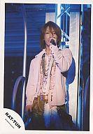 【中古】生写真(男性)/アイドル/KAT-TUN KAT-TUN/亀梨和也/膝上/ピンク衣装/左手マイク/青ライト【10P23Jul12】【0720otoku-p】【画】