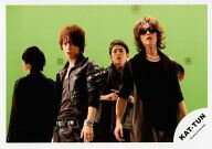 【中古】生写真(男性)/アイドル/KAT-TUN KAT-TUN/亀梨和也・中丸雄一・赤西仁/横型/赤西サングラス/膝上/背景黄緑/田口後ろ向き【10P06may13】【fs2gm】【画】