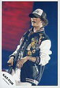 【中古】生写真(男性)/アイドル/KAT-TUN KAT-TUN/赤西仁/ライブフォト・膝上・ジャンパー黒・右手マイク・帽子黒白・目線左/公式生写真【10P06may13】【fs2gm】【画】