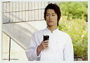 【中古】生写真(男性)/俳優 馬場徹(芝田響)/横型/バストアップ/衣装コック/右手黒のメモ張/映画『カフェ代官山』生写真