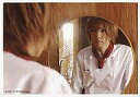 【中古】生写真(男性)/俳優 桐山漣(三浦未琴)/横型/バストアップ/コック衣装/眼鏡/鏡を見つめ/映画『カフェ代官山』生写真