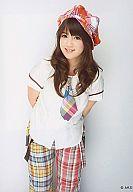 【中古】生写真(AKB48・SKE48)/アイドル/AKB48 奥真奈美/膝上/チェックパンツ/両手後ろ/公式生写真
