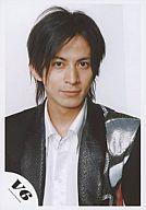 【中古】生写真(男性)/アイドル/V6 V6/岡田准一/バストアップ/ジャケット黒/背景白/公式生写真【02P24Oct15】【画】 - ネットショップ駿河屋　楽天市場店