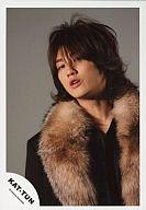 【中古】生写真(ジャニーズ)/アイドル/KAT-TUN KAT-TUN/赤西仁/バストアップ/黒シャツ・首にファー/公式生写真