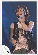 【中古】生写真(男性)/アイドル/KAT-TUN KAT-TUN/赤西仁/膝上/左手マイク/ヘアバンド/公式生写真【10P06may13】【fs2gm】【画】