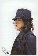 【中古】生写真(男性)/アイドル/KAT-TUN KAT-TUN/赤西仁/バストアップ/背景白・ジャケット黒・黒帽子・体横向き/公式生写真【10P06may13】【fs2gm】【画】