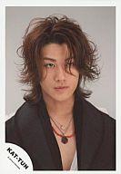 【中古】生写真(男性)/アイドル/KAT-TUN KAT-TUN/赤西仁/顔アップ/背景白・ジャケット黒・赤ネックレス/公式生写真【10P06may13】【fs2gm】【画】