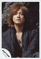 【中古】生写真(男性)/アイドル/KAT-TUN KAT-TUN/赤西仁/ジャケット黒/目細め/後ろ岩/公式生写真【10P06may13】【fs2gm】【画】