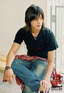 【中古】生写真(男性)/アイドル/KAT-TUN KAT-TUN/赤西仁/黒Tシャツ/足組み/左手足/公式生写真【10P06may13】【fs2gm】【画】