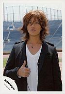 【中古】生写真(男性)/アイドル/KAT-TUN KAT-TUN/赤西仁/上半身/ジャケット黒/白インナー/競技場/親指立て/公式生写真【10P06may13】【fs2gm】【画】