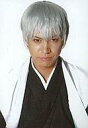 【中古】生写真(男性)/俳優 土屋裕一(市丸ギン)/バストアップ・背景白・衣装黒・白・体正面・口閉じ・キャラクターショット/ロックミュージカル BLEACH 再炎