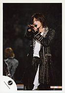 【中古】生写真(男性)/アイドル/KAT-TUN KAT-TUN/赤西仁/衣装黒・金ライン・左手マイク/公式生写真【10P06may13】【fs2gm】【画】