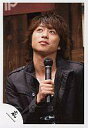 【中古】生写真(ジャニーズ)/アイドル/嵐 嵐/櫻井翔/バストアップ・ジャケット黒・右手マイク・目線上/公式生写真【タイムセール】 - ネットショップ駿河屋 楽天市場店