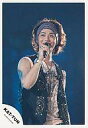 【中古】生写真(男性)/アイドル/KAT-TUN KAT-TUN/赤西仁/ライブフォト・上半身・衣装黒ベスト・右手マイク・ヘアバンド・目線左・背景紺/公式生写真【10P06may13】【fs2gm】【画】