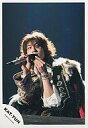 【中古】生写真(男性)/アイドル/KAT-TUN KAT-TUN/赤西仁/ライブフォト・座り・右手マイク・衣装黒、金模様・背景黒・目線右/公式生写真【10P06may13】【fs2gm】【画】