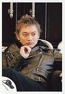 【中古】生写真(ジャニーズ)/アイドル/SMAP SMAP/香取慎吾/膝上・ジャケット黒・右手顎の下・脚組み・目線右/公式生写真【02P09Jan16】【画】 - ネットショップ駿河屋　楽天市場店