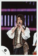 【中古】生写真(男性)/アイドル/KAT-TUN KAT-TUN/赤西仁/ライブフォト・膝上・衣装茶色・袖白・左手マイク・右手顔/公式生写真【10P06may13】【fs2gm】【画】