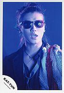 【中古】生写真(男性)/アイドル/KAT-TUN KAT-TUN/赤西仁/ライブフォト・バストアップ・ジャケット黒・ネクタイ・サングラス・背景黒・口開け/公式生写真【10P06may13】【fs2gm】【画】