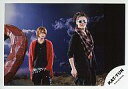 【中古】生写真(男性)/アイドル/KAT-TUN KAT-TUN/上田竜也・赤西仁/横型・膝上・上田衣装赤・赤西ジャケット黒・サングラス・チェック柄スカーフ・上田両手ポケット・背景青/公式生写真【10P06may13】【fs2gm】【画】