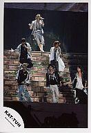 【中古】生写真(男性)/アイドル/KAT-TUN KAT-TUN/集合(6人)/ライブフォト・上に亀梨・レンガの壁・亀梨ライトアップ/公式生写真【10P23Jul12】【0720otoku-p】【画】