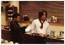 【25日24時間限定!エントリーでP最大26.5倍】【中古】生写真(男性)/俳優 桐山漣(三浦未琴)横型・コック服・眼鏡を拭く・後ろに人/映画「カフェ代官山III~それぞれの明日~」公式生写真