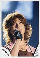 【中古】生写真(男性)/アイドル/KAT-TUN KAT-TUN/赤西仁/ライブフォト・顔アップ・ピンクシャツ・右手口・ハンドグローブ・目線上/公式生写真【10P06may13】【fs2gm】【画】