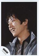【中古】生写真(ジャニーズ)/アイドル/嵐 嵐/二宮和也/顔アップ・衣装銀グレー・背景黒/公式生写真 - ネットショップ駿河屋　楽天市場店