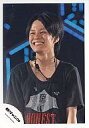 【中古】生写真(ジャニーズ)/アイドル/関ジャニ∞ 関ジャニ∞/渋谷すばる/シャツ黒・上半身・笑顔・背景青いライト・ライブフォト/公式生写真