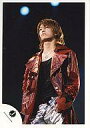 【中古】生写真(男性)/アイドル/KAT-TUN KAT-TUN/亀梨和也/衣装赤・膝上・左向き・背景黒・ライブフォト/公式生写真【10P06may13】【fs2gm】【画】