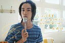 【中古】生写真(男性)/俳優 佐藤健/横型・バストアップ・水色ボーダー柄シャツ・右手スプーン・咥え・髪結び・背景白・窓・メッセージ付き・印刷サイン入り/サイズ(100×150)/佐藤健ファースト写真集 Intently 特典
