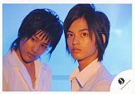 【中古】生写真(ジャニーズ)/アイドル/関西ジャニーズJr. 関西ジャニーズJr./<strong>中山優馬</strong>・桐山照史/バストアップ・横型・シャツ白・背景水色・中山目線上/公式生写真