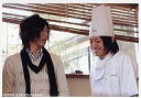 【25日24時間限定!エントリーでP最大26.5倍】【中古】生写真(男性)/俳優 桐山漣(三浦未琴)・大河元気(一条・サーディン・鈴太郎)/横型・上半身・ベージュシャツ・黒のストール・衣装シェフ・コック帽・笑顔・眼鏡・キャラクターショット/映画『カフェ代官山』生写真