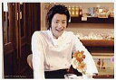 【25日24時間限定!エントリーでP最大26.5倍】【中古】生写真(男性)/俳優 馬場徹(石川楽)/横型・上半身・衣装シェフ・手前に花・花見つめ・キャラクターショット/映画『カフェ代官山』生写真