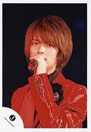 【中古】生写真(ジャニーズ)/アイドル/NYC NYC/<strong>中山優馬</strong>/ライブフォト・バストアップ・衣装赤・背景黒・左手マイク/公式生写真