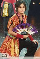 【中古】生写真(ジャニーズ)/アイドル/関西ジャニーズJr. 関西ジャニーズJr./<strong>中山優馬</strong>/ライブフォト・膝上・衣装赤金・右手センス・左手左膝・背景黒/Johnny’s web KANSAI JOHNNY’SJr WEST