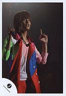 【中古】生写真(ジャニーズ)/アイドル/NYC NYC/<strong>中山優馬</strong>/ライブフォト・膝上・ベスト赤青・インナーピンク白・両手人差し指立て・右向き・背景黒/公式生写真