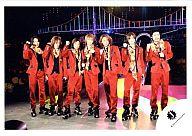 【中古】生写真(ジャニーズ)/アイドル/Kis-My-Ft2 Kis-My-Ft2/集合(7人)/ライブフォト・横型・全身・衣装赤・右手グー/公式生写真