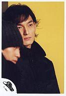 【中古】生写真(ジャニーズ)/アイドル/SMAP SMAP/草なぎ剛・中居正広/バストアップ・衣装黒・目線上・背景黄色/公式生写真【02P09Jan16】【画】 - ネットショップ駿河屋　楽天市場店