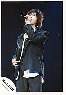 【中古】生写真(男性)/アイドル/KAT-TUN KAT-TUN/赤西仁/ライブフォト・膝上・衣装黒・白・左手マイク・右手お腹/公式生写真【10P06may13】【fs2gm】【画】