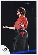 【中古】生写真(男性)/アイドル/KAT-TUN KAT-TUN/赤西仁/ライブフォト・膝上・衣装袴赤.黒・両手広げ/公式生写真【10P06may13】【fs2gm】【画】