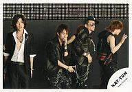 【中古】生写真(男性)/アイドル/KAT-TUN KAT-TUN/赤西・中丸・田中・亀梨和也/ライブフォト・横型・膝上・衣装黒・ジーンズ・背景スクリーン/公式生写真【10P06may13】【fs2gm】【画】