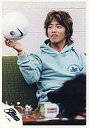 【中古】生写真(ジャニーズ)/アイドル/SMAP SMAP/木村拓哉/上半身・緑のソファに座り・衣装パーカー水色・右手サッカーボール/公式生写真【タイムセール】 - ネットショップ駿河屋 楽天市場店
