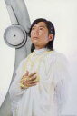 【エントリーでポイント10倍!(9月26日01:59まで!)】【中古】生写真(男性)/俳優 古川貴生(ソルダム四世ドリカス)/上半身・衣装白黄色・右手胸元・背景白グレー・ポストカードサイズ/舞台「11人いる!」キャスト生写真