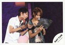 【中古】生写真(ジャニーズ)/アイドル/KAT-TUN KAT-TUN/上田竜也・中丸雄一/ライブフォト・横型・上半身・衣装白・デニムジャケット・右手マイク・本見つめ/公式生写真