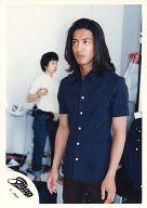 【中古】生写真(ジャニーズ)/アイドル/SMAP SMAP/木村拓哉/膝上・衣装黒・後ろに人・背景白/公式生写真【02P03Sep16】【画】 - ネットショップ駿河屋　楽天市場店