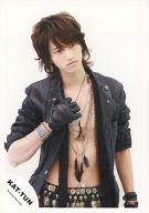 【中古】生写真(ジャニーズ)/アイドル/KAT-TUN KAT-TUN/田口淳之介/上半身・衣装黒・右手胸・目線右・顔傾け・背景白/公式生写真【02P11Mar16】【画】 - ネットショップ駿河屋　楽天市場店